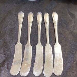 WM A ROGERS c1940 HAPPINESS PATTERN SILVERPLATED (5) BUTTER KNIVES 🤍